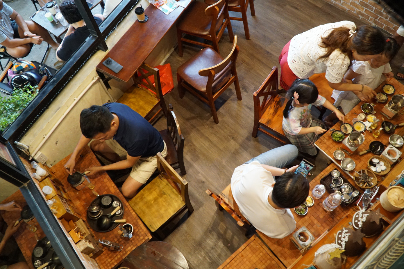 Nơi vừa uống cà phê, vừa tự nấu ăn tại chỗ thu hút các gia đình ở TPHCM- Ảnh 1.