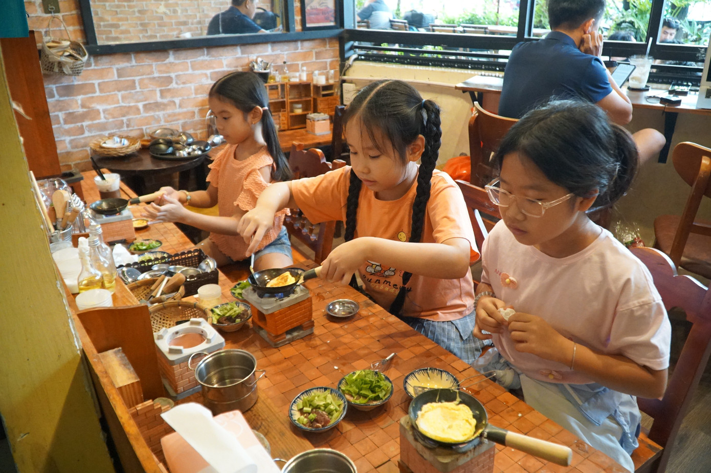 Nơi vừa uống cà phê, vừa tự nấu ăn tại chỗ thu hút các gia đình ở TPHCM- Ảnh 4.