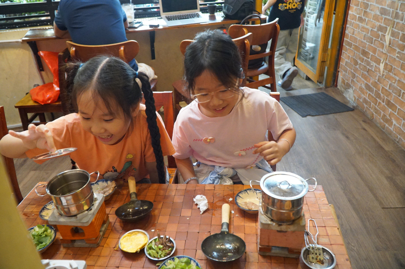 Nơi vừa uống cà phê, vừa tự nấu ăn tại chỗ thu hút các gia đình ở TPHCM- Ảnh 9.