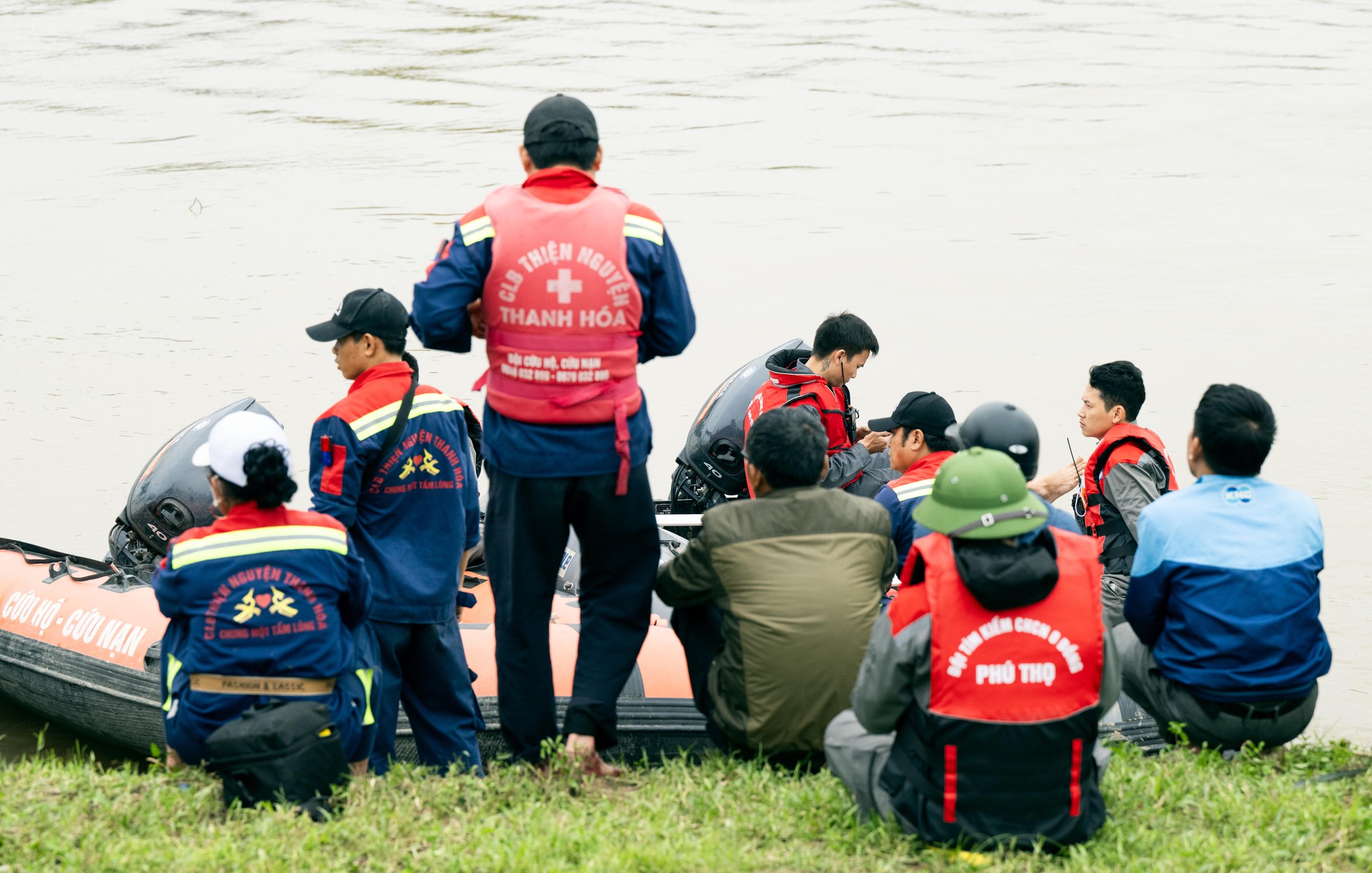 Vụ chú rể sinh năm 2002 nghi nhảy cầu trong ngày đón dâu ở Ninh Bình: Cảnh tượng tại hiện trường khiến nhiều người xót xa- Ảnh 3.
