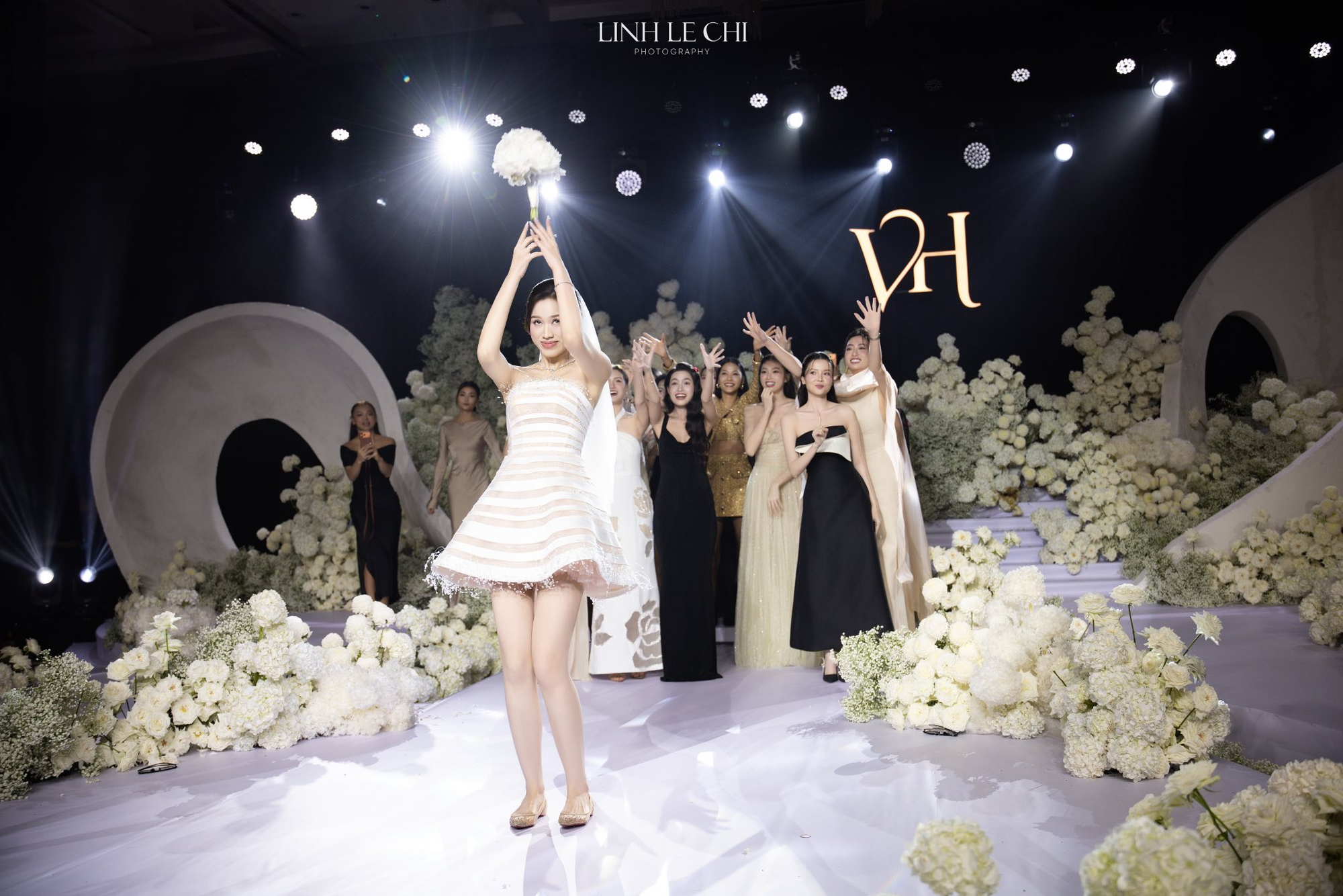 Cận cảnh đôi giày cưới trị giá hơn 30 triệu của Đỗ Hà: Cách cô dâu thể hiện sự tinh tế với chồng doanh nhân- Ảnh 4.