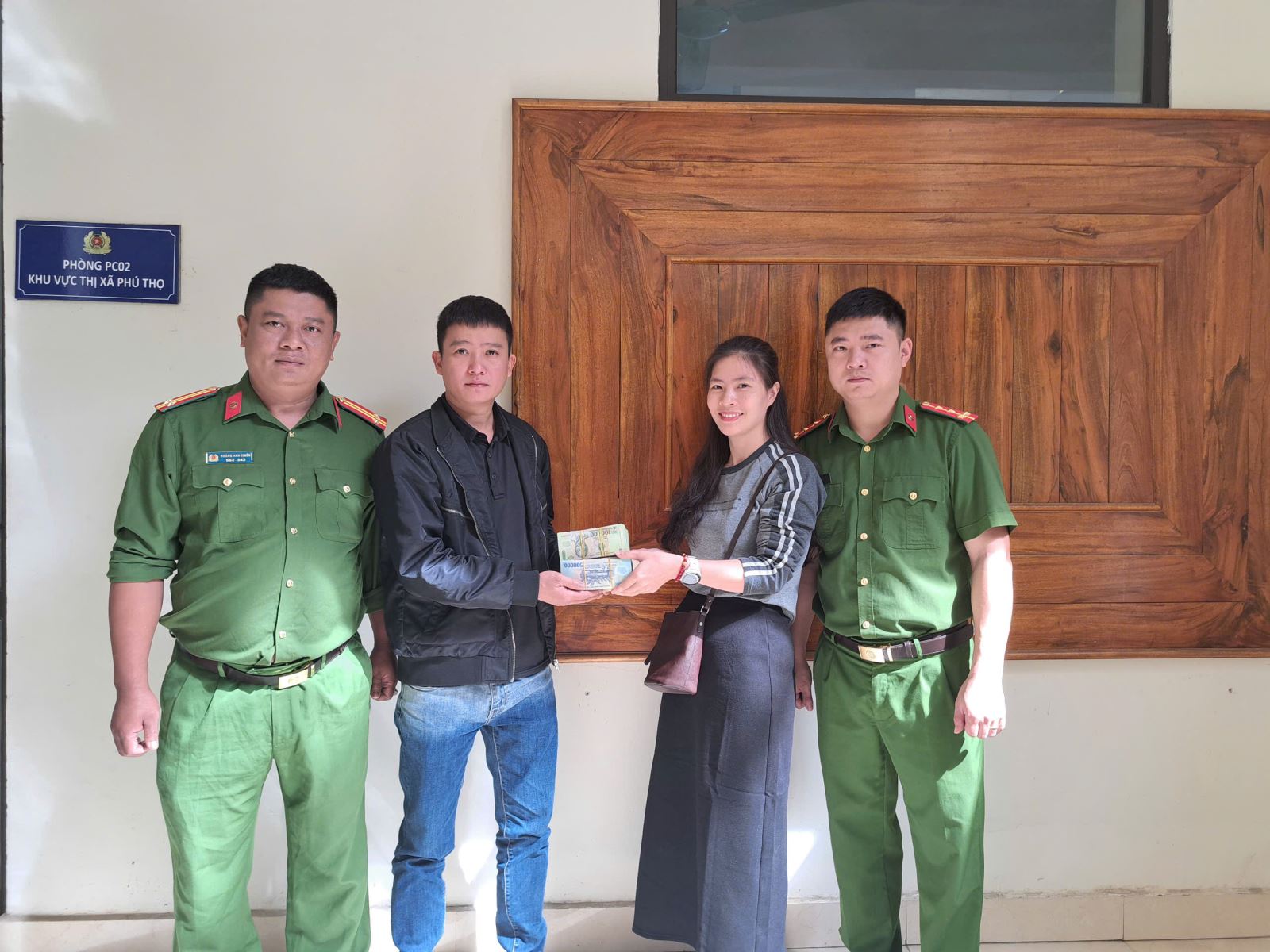 Chuyển nhầm 450 triệu đồng cho người lạ, người phụ nữ 