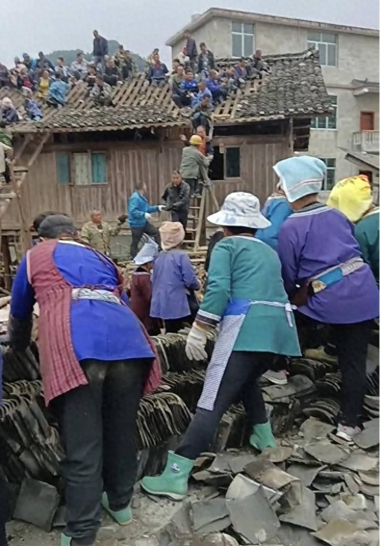 Tin được không: 200 người làm “thần đèn” di chuyển thành công ngôi nhà nặng 6 tấn đi 30m, chủ nhà khẳng định “Không ai lấy tiền công”- Ảnh 2. Tin được không: 200 người làm “thần đèn” di chuyển thành công ngôi nhà nặng 6 tấn đi 30m, chủ nhà khẳng định “Không ai lấy tiền công”- Ảnh 2.