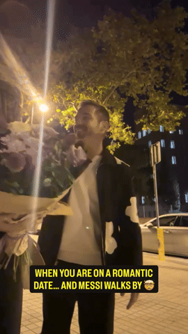 Cặp đôi đang ôm hôn tình tứ thì Messi đi ngang qua, biểu cảm ngẩn ngơ của chàng trai khiến netizen cười ngất- Ảnh 1. Cặp đôi đang ôm hôn tình tứ thì Messi đi ngang qua, biểu cảm ngẩn ngơ của chàng trai khiến netizen cười ngất- Ảnh 1.