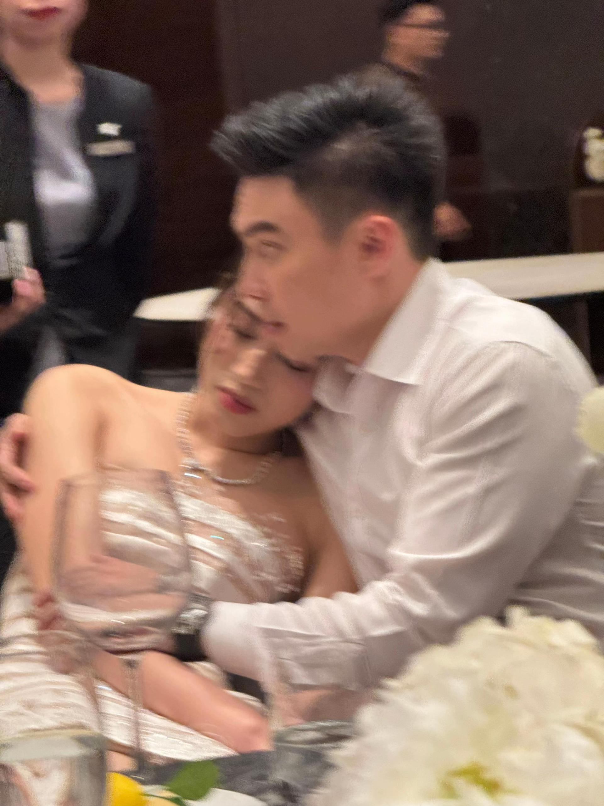 Bức ảnh out nét của vợ chồng TGĐ Tập đoàn Sơn Hải được bàn tán không ngớt- Ảnh 1.