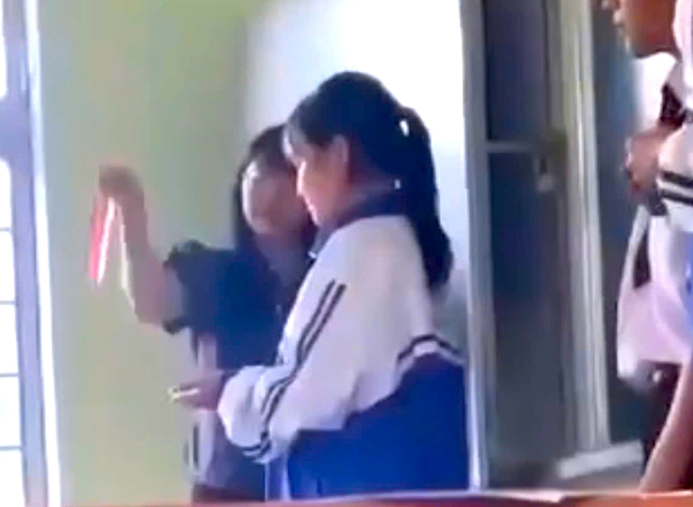 Nữ giáo viên bắt học sinh dàn hàng rồi dùng thước đánh- Ảnh 1.