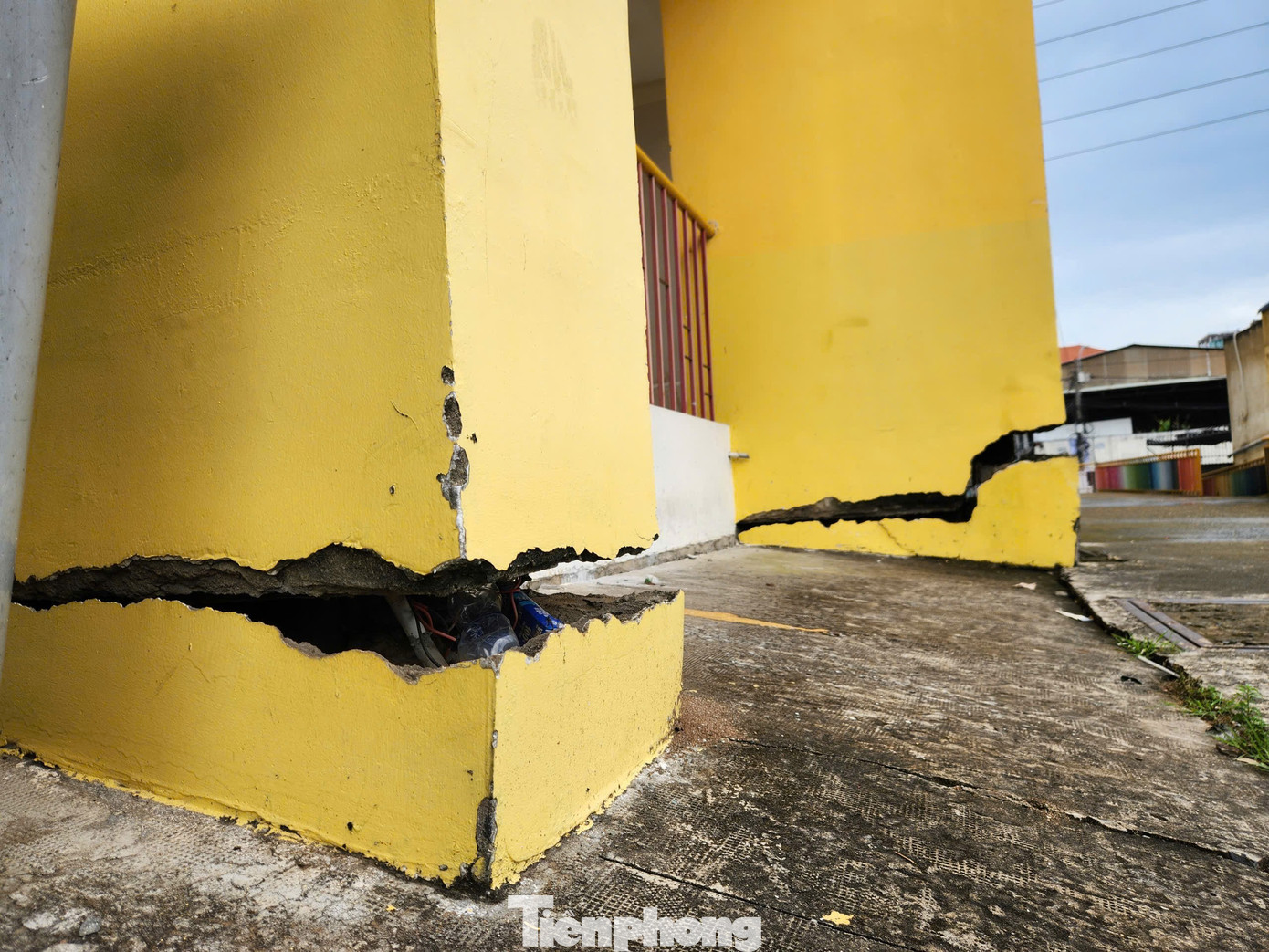 Cảnh nứt vỡ nhà cửa, hư hỏng hạ tầng ở nơi sụt lún nhất TPHCM- Ảnh 2.