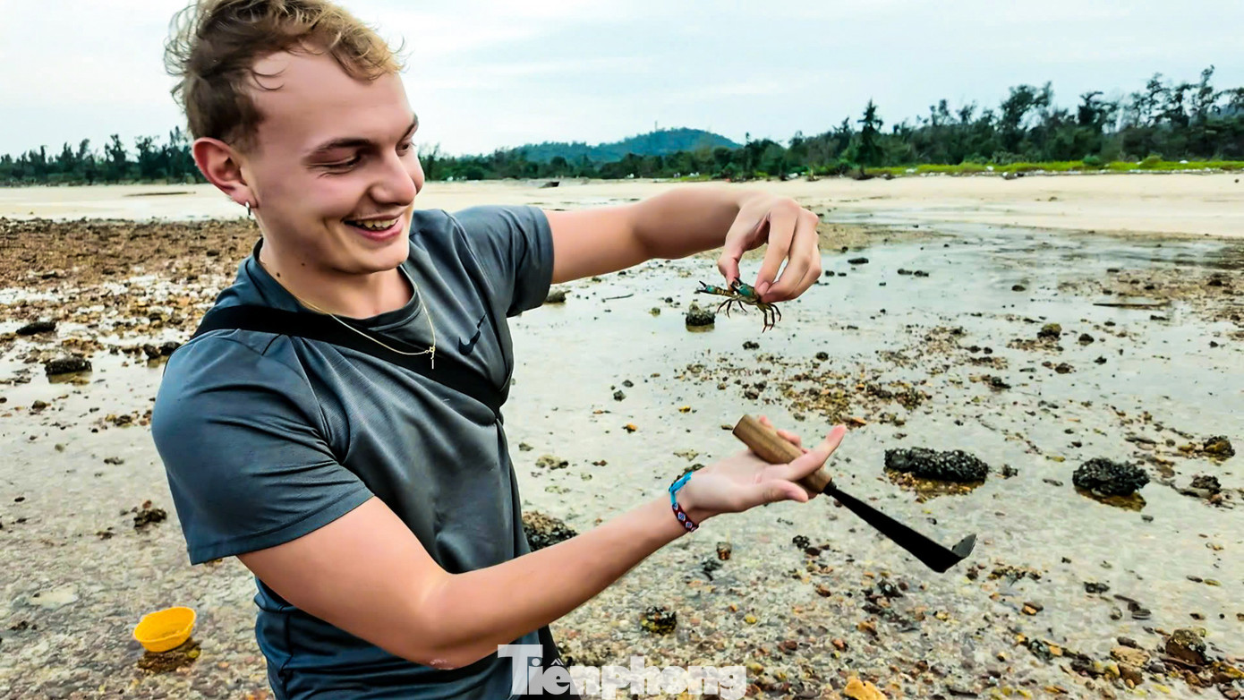 Du khách gặt lúa, bắt cua: 'Tuyệt vời hơn bất cứ tour nào tôi từng tham gia'- Ảnh 12.