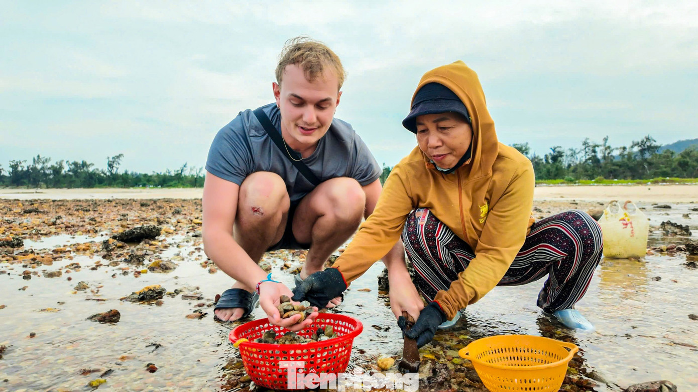 Du khách gặt lúa, bắt cua: 'Tuyệt vời hơn bất cứ tour nào tôi từng tham gia'- Ảnh 14.