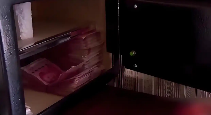 Tối bỏ hơn 264 triệu đồng tiền mặt vào két sắt, sáng hôm sau đã “bay mất” 36 triệu: Cảnh sát kiểm tra camera, vạch trần "chiêu trò" của kẻ trộm- Ảnh 1.