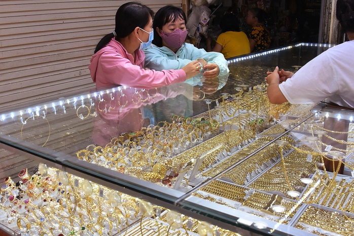 Giá vàng hôm nay 11-11: Tăng rất mạnh, lập đỉnh trong hai tuần qua- Ảnh 1.