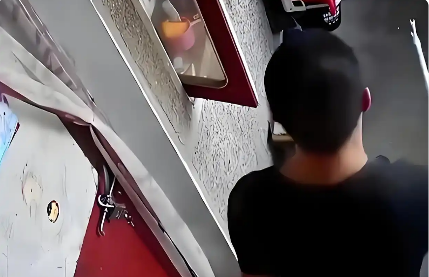 Tối bỏ hơn 264 triệu đồng tiền mặt vào két sắt, sáng hôm sau đã “bay mất” 36 triệu: Cảnh sát kiểm tra camera, vạch trần "chiêu trò" của kẻ trộm- Ảnh 2.