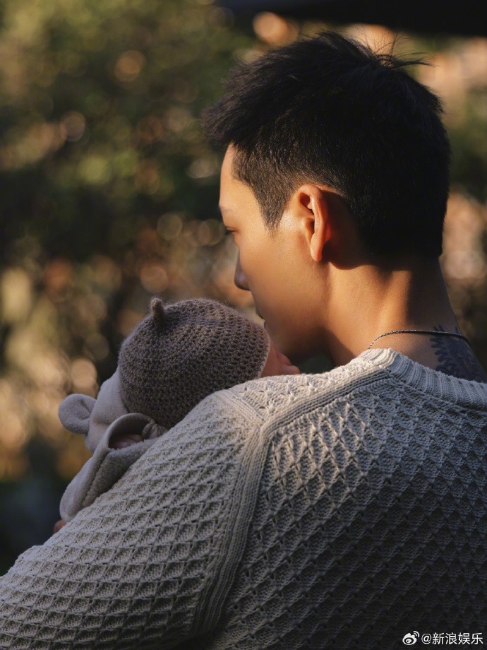 Sốc visual của siêu mẫu Victoria's Secret sau khi sinh con cùng Trần Vỹ Đình, netizen cảm thấy bị Sốc visual của siêu mẫu Victoria's Secret sau khi sinh con cùng Trần Vỹ Đình, netizen cảm thấy bị