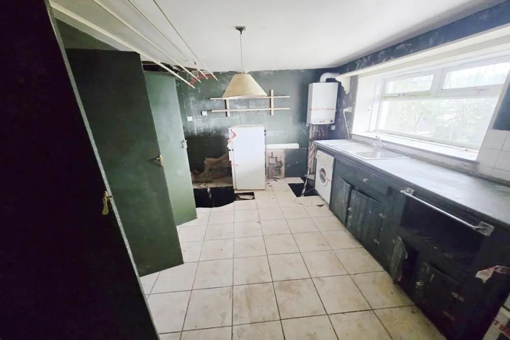 Ngôi nhà trông bình thường, bên trong ẩn chứa thông điệp đáng sợ- Ảnh 2.