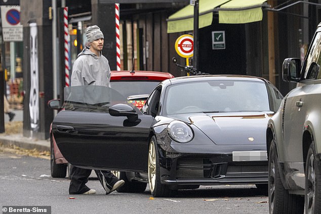 "Tóm dính" con trai Beckham khoá môi bạn gái sexy bên siêu xe Porsche 5 tỷ- Ảnh 3. "Tóm dính" con trai Beckham khoá môi bạn gái sexy bên siêu xe Porsche 5 tỷ- Ảnh 3.