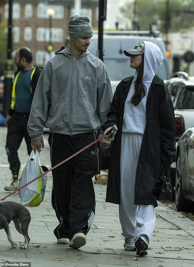 "Tóm dính" con trai Beckham khoá môi bạn gái sexy bên siêu xe Porsche 5 tỷ- Ảnh 4. "Tóm dính" con trai Beckham khoá môi bạn gái sexy bên siêu xe Porsche 5 tỷ- Ảnh 4.