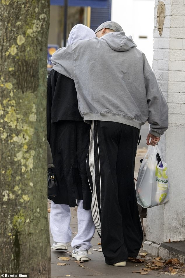 "Tóm dính" con trai Beckham khoá môi bạn gái sexy bên siêu xe Porsche 5 tỷ- Ảnh 5. "Tóm dính" con trai Beckham khoá môi bạn gái sexy bên siêu xe Porsche 5 tỷ- Ảnh 5.