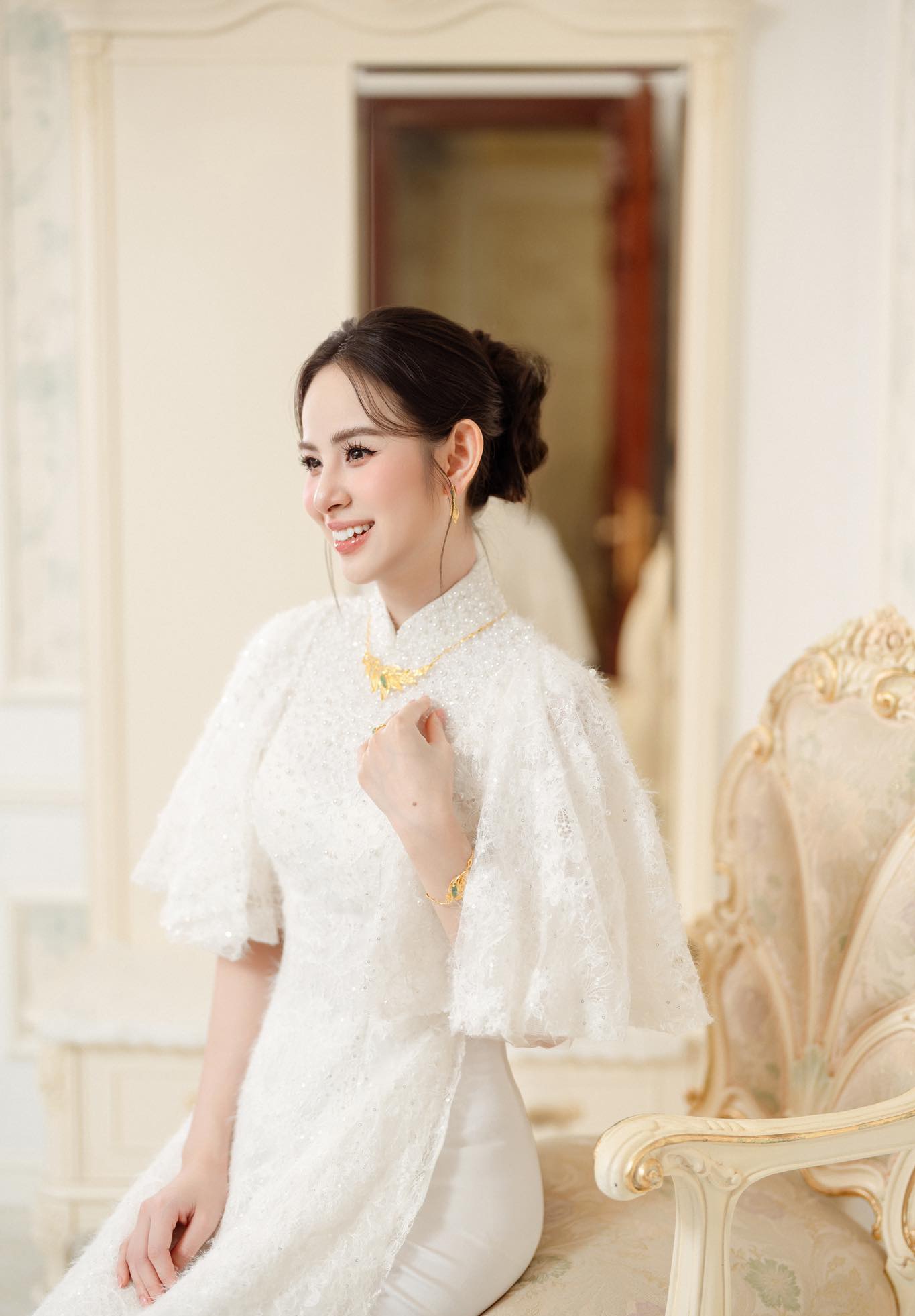 Lễ đón dâu của Hương Liên: Cô dâu đeo sính lễ 200 triệu khoe visual nức nở, 1 chi tiết bí ẩn gây bàn tán- Ảnh 4. Lễ đón dâu của Hương Liên: Cô dâu đeo sính lễ 200 triệu khoe visual nức nở, 1 chi tiết bí ẩn gây bàn tán- Ảnh 4.