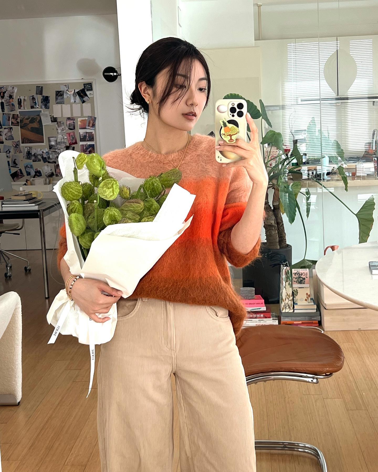 Tủ đồ của chị em cần có 5 item màu sắc này để phong cách trẻ trung, nổi bật hơn- Ảnh 1. Tủ đồ của chị em cần có 5 item màu sắc này để phong cách trẻ trung, nổi bật hơn- Ảnh 1.