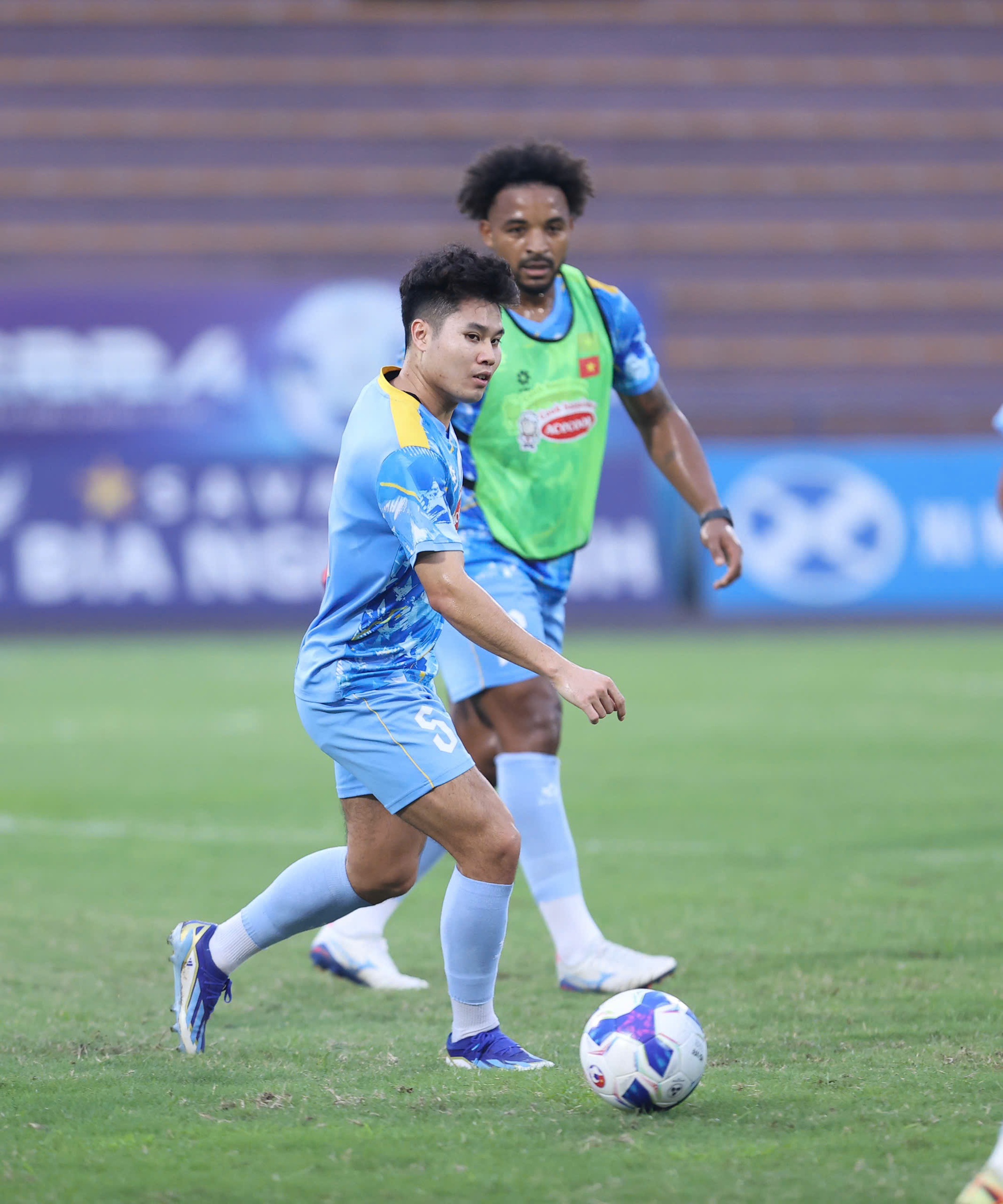 Visual sáng bừng của Khổng Minh Gia Bảo ở đội tuyển Việt Nam- Ảnh 11. Visual sáng bừng của Khổng Minh Gia Bảo ở đội tuyển Việt Nam- Ảnh 11.