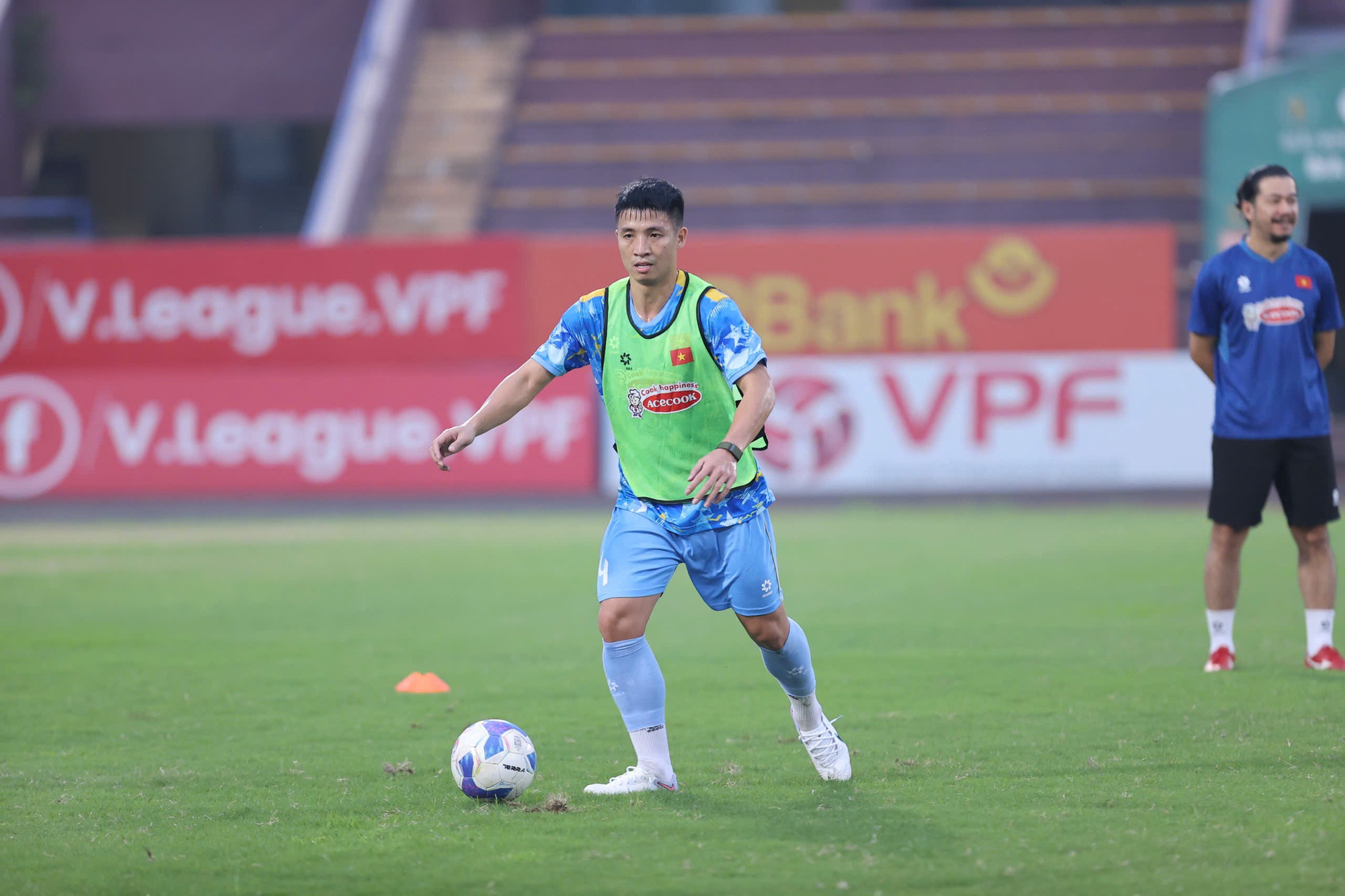 Visual sáng bừng của Khổng Minh Gia Bảo ở đội tuyển Việt Nam- Ảnh 14. Visual sáng bừng của Khổng Minh Gia Bảo ở đội tuyển Việt Nam- Ảnh 14.