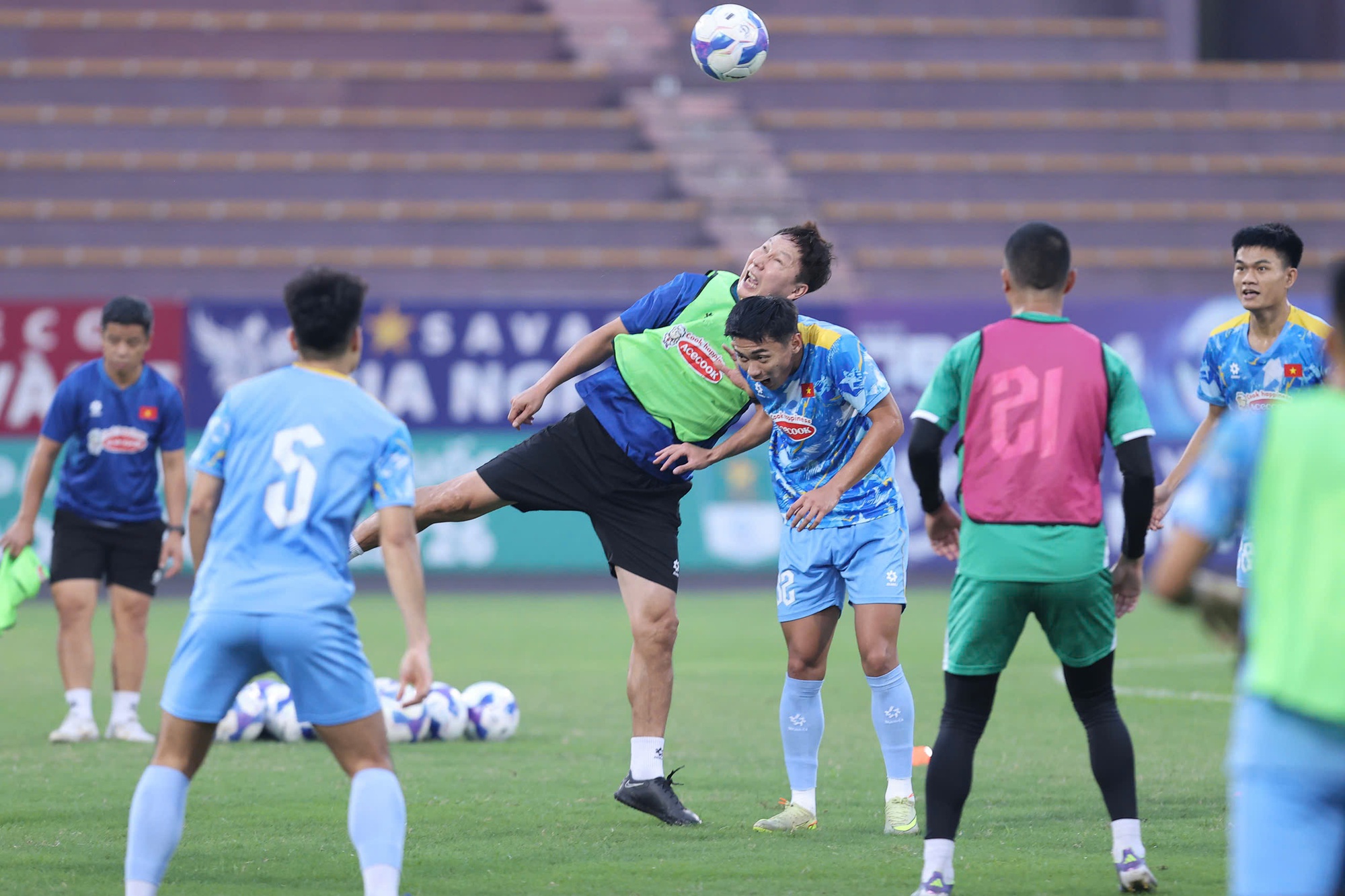 Visual sáng bừng của Khổng Minh Gia Bảo ở đội tuyển Việt Nam- Ảnh 6. Visual sáng bừng của Khổng Minh Gia Bảo ở đội tuyển Việt Nam- Ảnh 6.