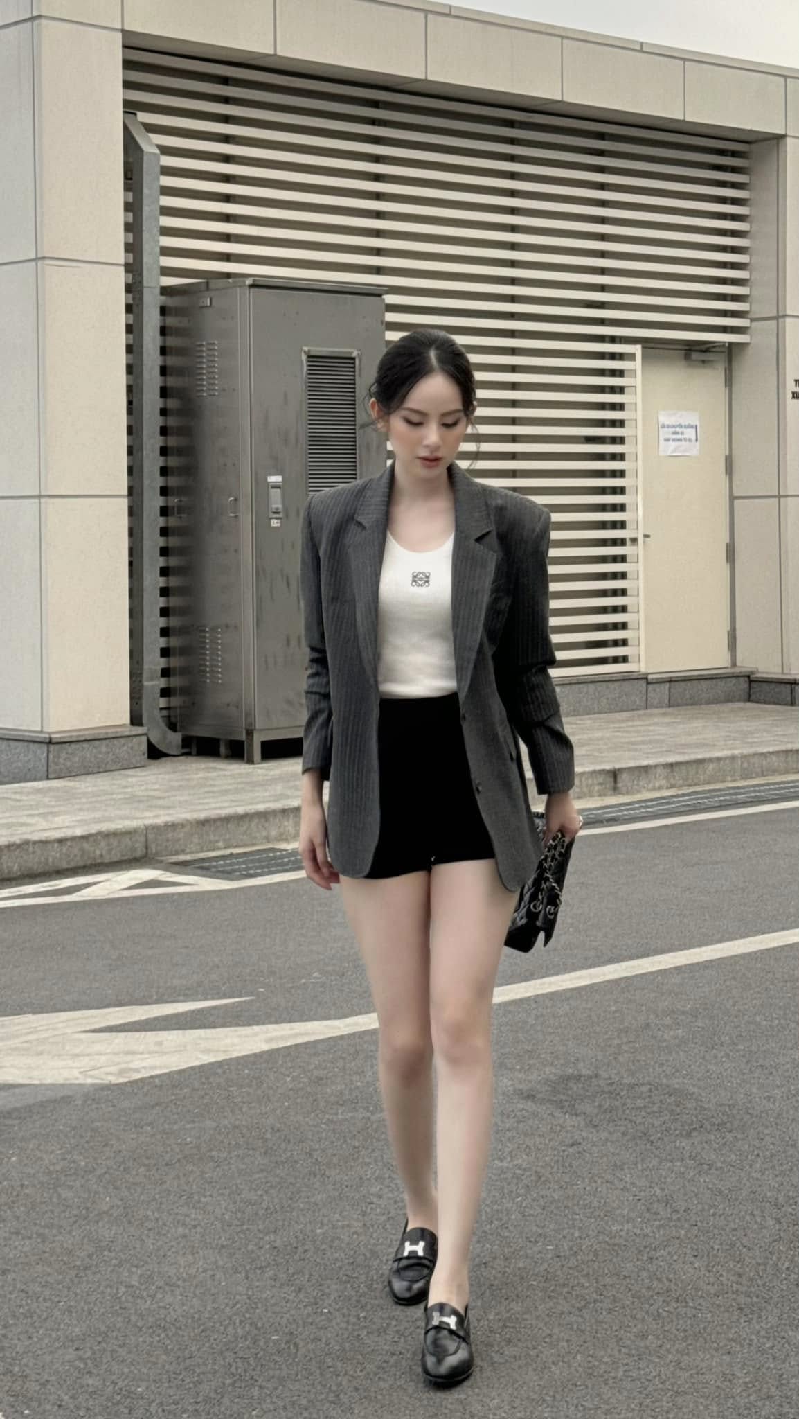 Thế nào là đỉnh cao phối đồ: Dâu hào môn Hương Liên diện toàn item màu trung tính mà bộ nào cũng sang tuyệt đối- Ảnh 9. Thế nào là đỉnh cao phối đồ: Dâu hào môn Hương Liên diện toàn item màu trung tính mà bộ nào cũng sang tuyệt đối- Ảnh 9.