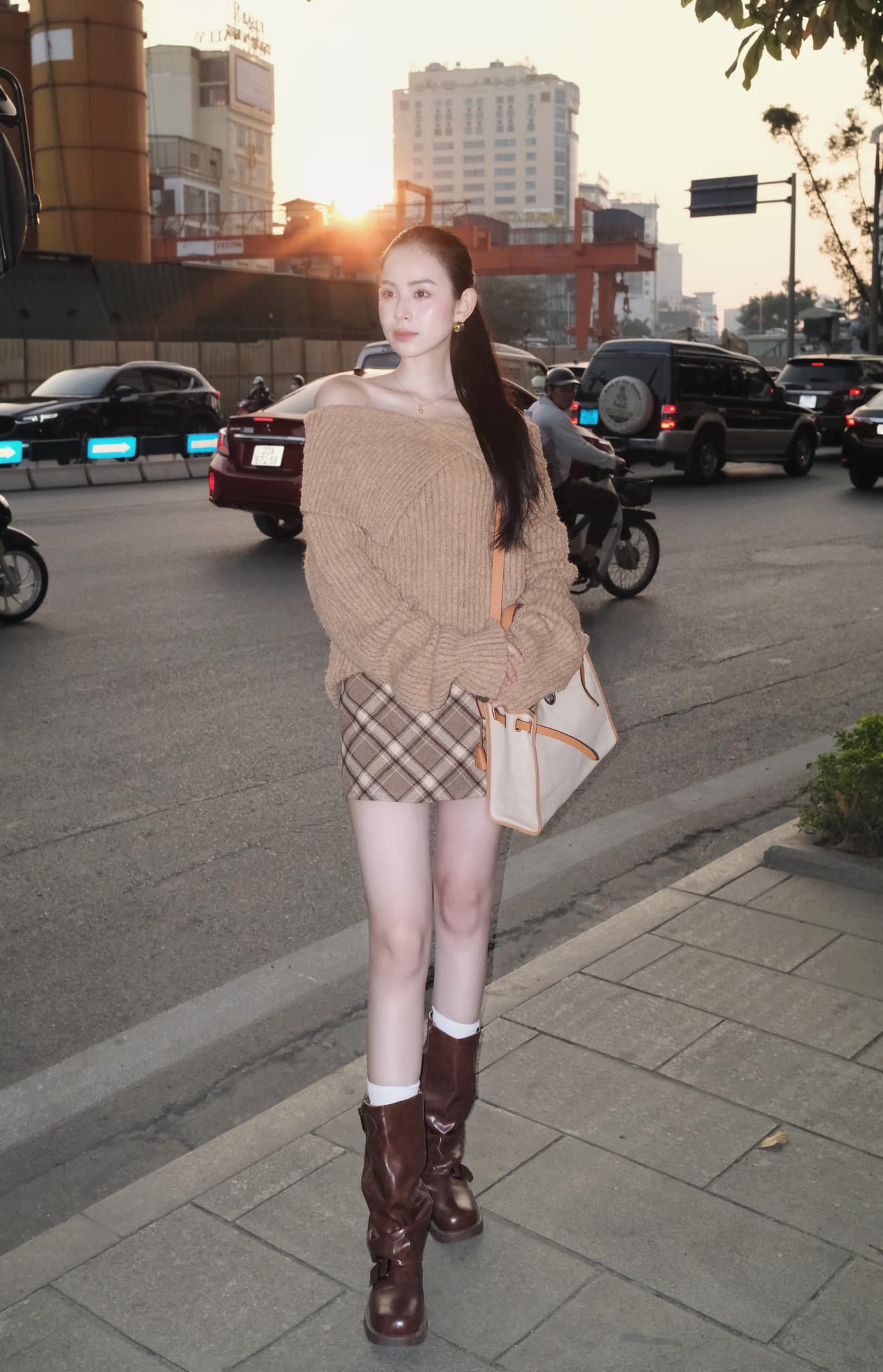 Thế nào là đỉnh cao phối đồ: Dâu hào môn Hương Liên diện toàn item màu trung tính mà bộ nào cũng sang tuyệt đối- Ảnh 6. Thế nào là đỉnh cao phối đồ: Dâu hào môn Hương Liên diện toàn item màu trung tính mà bộ nào cũng sang tuyệt đối- Ảnh 6.