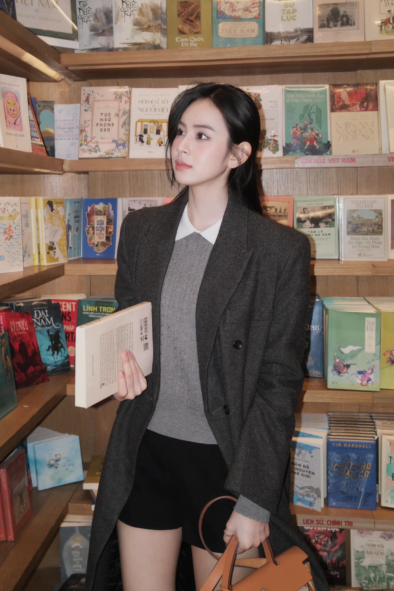 Thế nào là đỉnh cao phối đồ: Dâu hào môn Hương Liên diện toàn item màu trung tính mà bộ nào cũng sang tuyệt đối- Ảnh 5. Thế nào là đỉnh cao phối đồ: Dâu hào môn Hương Liên diện toàn item màu trung tính mà bộ nào cũng sang tuyệt đối- Ảnh 5.