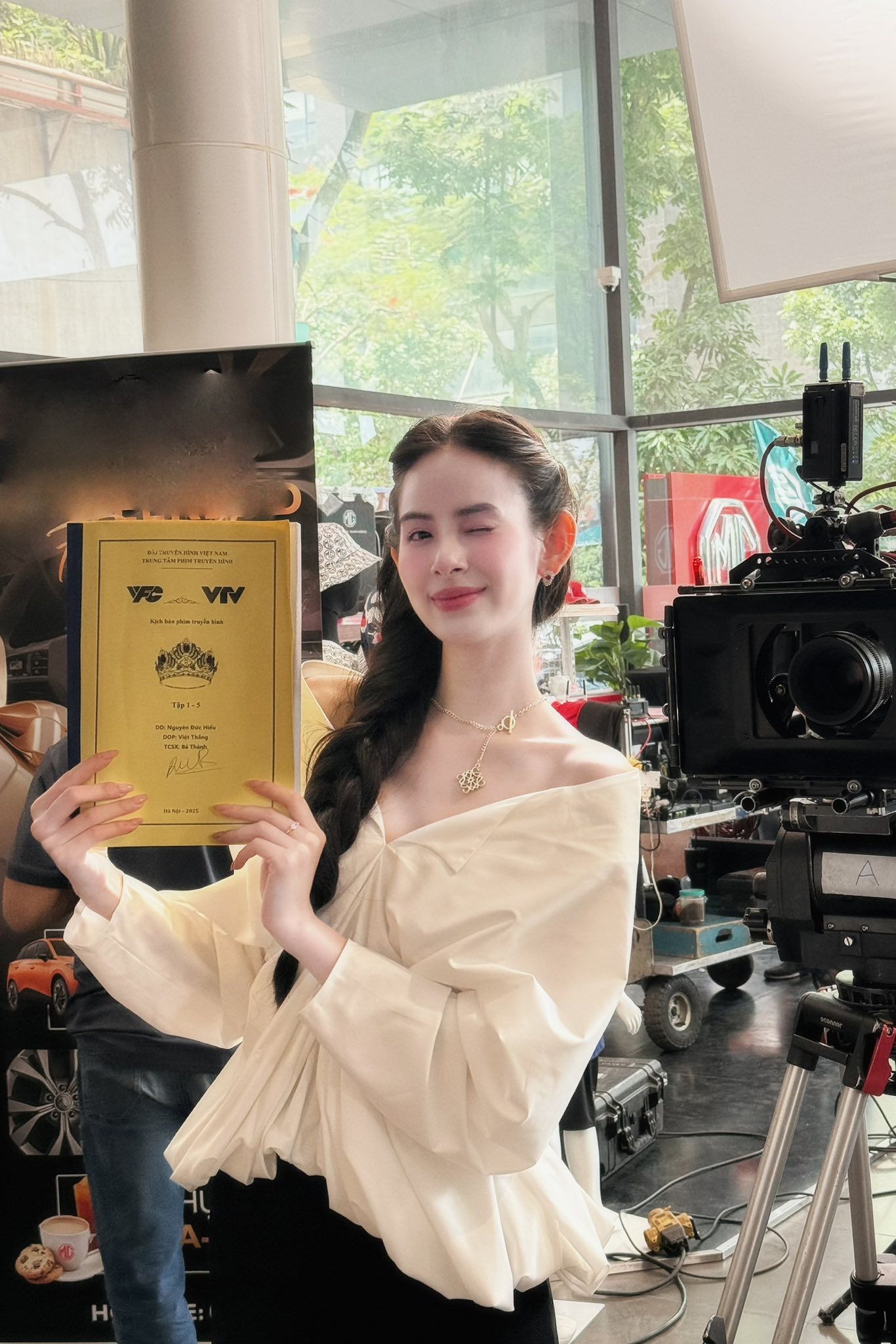 Chân dung thiếu gia Việt cưới mỹ nhân có "nụ cười triệu view" hot nhất hôm nay- Ảnh 13.