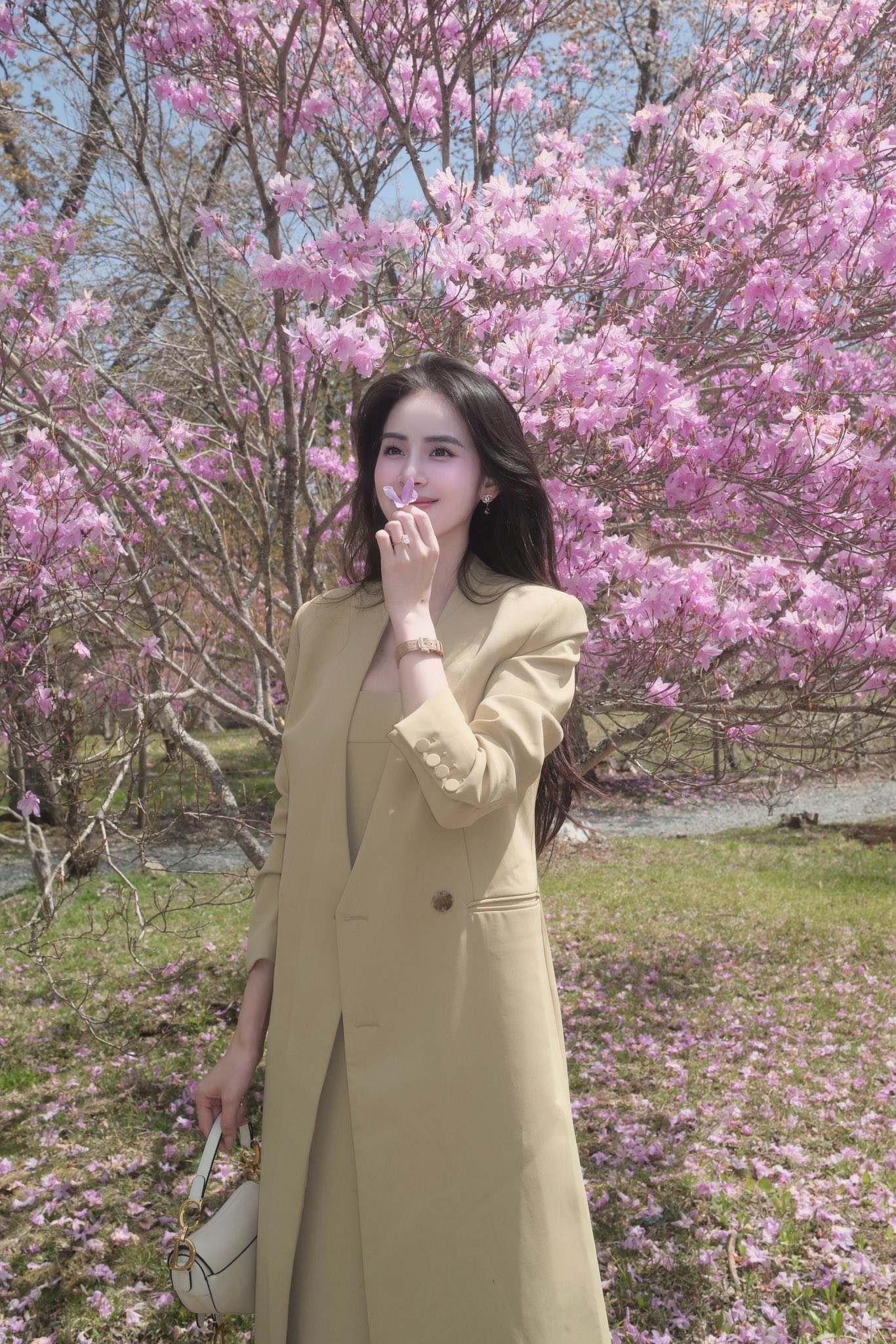 Thế nào là đỉnh cao phối đồ: Dâu hào môn Hương Liên diện toàn item màu trung tính mà bộ nào cũng sang tuyệt đối- Ảnh 2. Thế nào là đỉnh cao phối đồ: Dâu hào môn Hương Liên diện toàn item màu trung tính mà bộ nào cũng sang tuyệt đối- Ảnh 2.