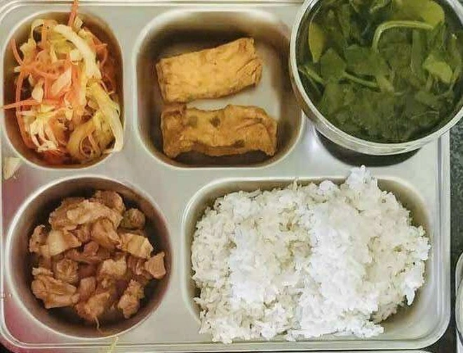 Giữa thời "bão giá", suất ăn bán trú của ngôi trường này từ 13 rồi lên... 14 nghìn đồng: Thịt cá rau tươi rói, đủ cả!- Ảnh 4.