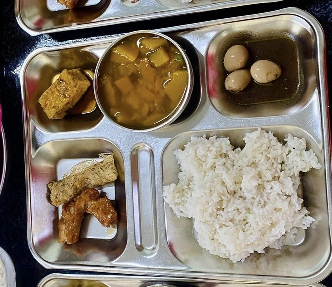 Giữa thời "bão giá", suất ăn bán trú của ngôi trường này từ 13 rồi lên... 14 nghìn đồng: Thịt cá rau tươi rói, đủ cả!- Ảnh 2.