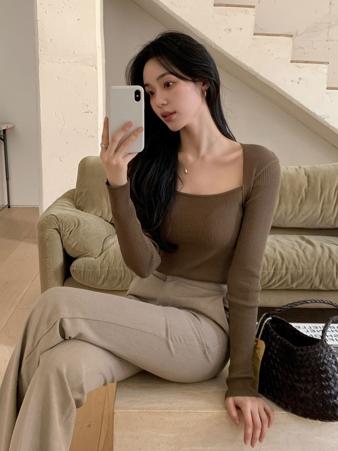 Không cần cầu kỳ, 5 cách mặc áo len màu trung tính sẽ giúp chị em sành điệu cả tuần- Ảnh 5. Không cần cầu kỳ, 5 cách mặc áo len màu trung tính sẽ giúp chị em sành điệu cả tuần- Ảnh 5.