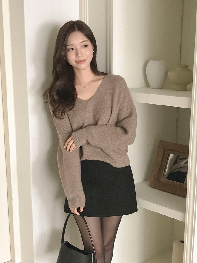 Không cần cầu kỳ, 5 cách mặc áo len màu trung tính sẽ giúp chị em sành điệu cả tuần- Ảnh 1. Không cần cầu kỳ, 5 cách mặc áo len màu trung tính sẽ giúp chị em sành điệu cả tuần- Ảnh 1.
