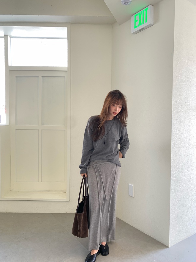 Không cần cầu kỳ, 5 cách mặc áo len màu trung tính sẽ giúp chị em sành điệu cả tuần- Ảnh 4. Không cần cầu kỳ, 5 cách mặc áo len màu trung tính sẽ giúp chị em sành điệu cả tuần- Ảnh 4.