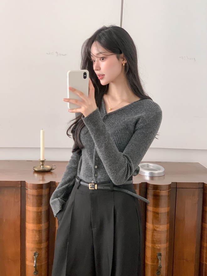 Không cần cầu kỳ, 5 cách mặc áo len màu trung tính sẽ giúp chị em sành điệu cả tuần- Ảnh 7. Không cần cầu kỳ, 5 cách mặc áo len màu trung tính sẽ giúp chị em sành điệu cả tuần- Ảnh 7.