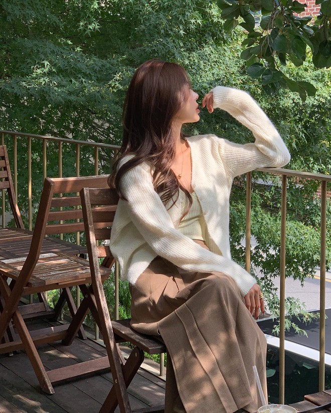 Không cần cầu kỳ, 5 cách mặc áo len màu trung tính sẽ giúp chị em sành điệu cả tuần- Ảnh 3. Không cần cầu kỳ, 5 cách mặc áo len màu trung tính sẽ giúp chị em sành điệu cả tuần- Ảnh 3.