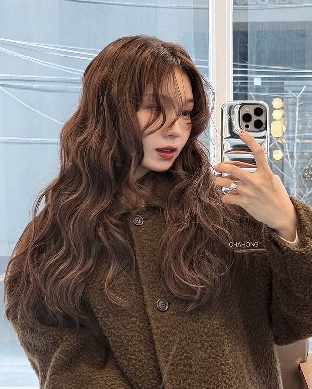 5 xu hướng tóc xoăn của mùa đông năm nay: Quá sang trọng, đã vậy còn hack tuổi tốt hơn cả tóc thẳng- Ảnh 4. 5 xu hướng tóc xoăn của mùa đông năm nay: Quá sang trọng, đã vậy còn hack tuổi tốt hơn cả tóc thẳng- Ảnh 4.