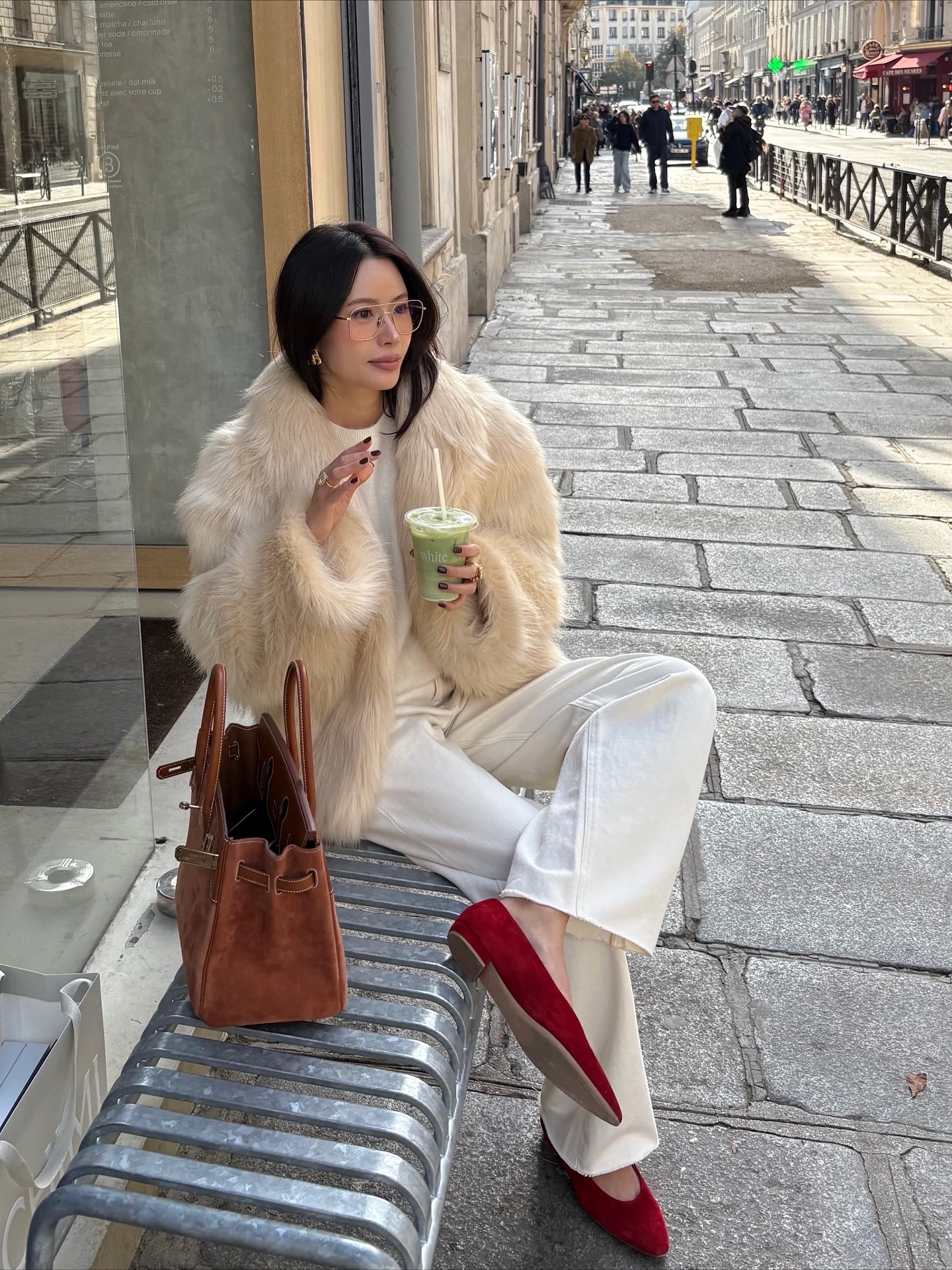 Tủ đồ của chị em cần có 5 item màu sắc này để phong cách trẻ trung, nổi bật hơn- Ảnh 7. Tủ đồ của chị em cần có 5 item màu sắc này để phong cách trẻ trung, nổi bật hơn- Ảnh 7.