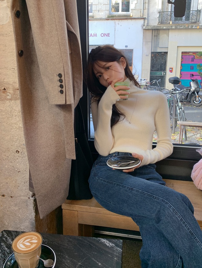 Không cần cầu kỳ, 5 cách mặc áo len màu trung tính sẽ giúp chị em sành điệu cả tuần- Ảnh 8. Không cần cầu kỳ, 5 cách mặc áo len màu trung tính sẽ giúp chị em sành điệu cả tuần- Ảnh 8.