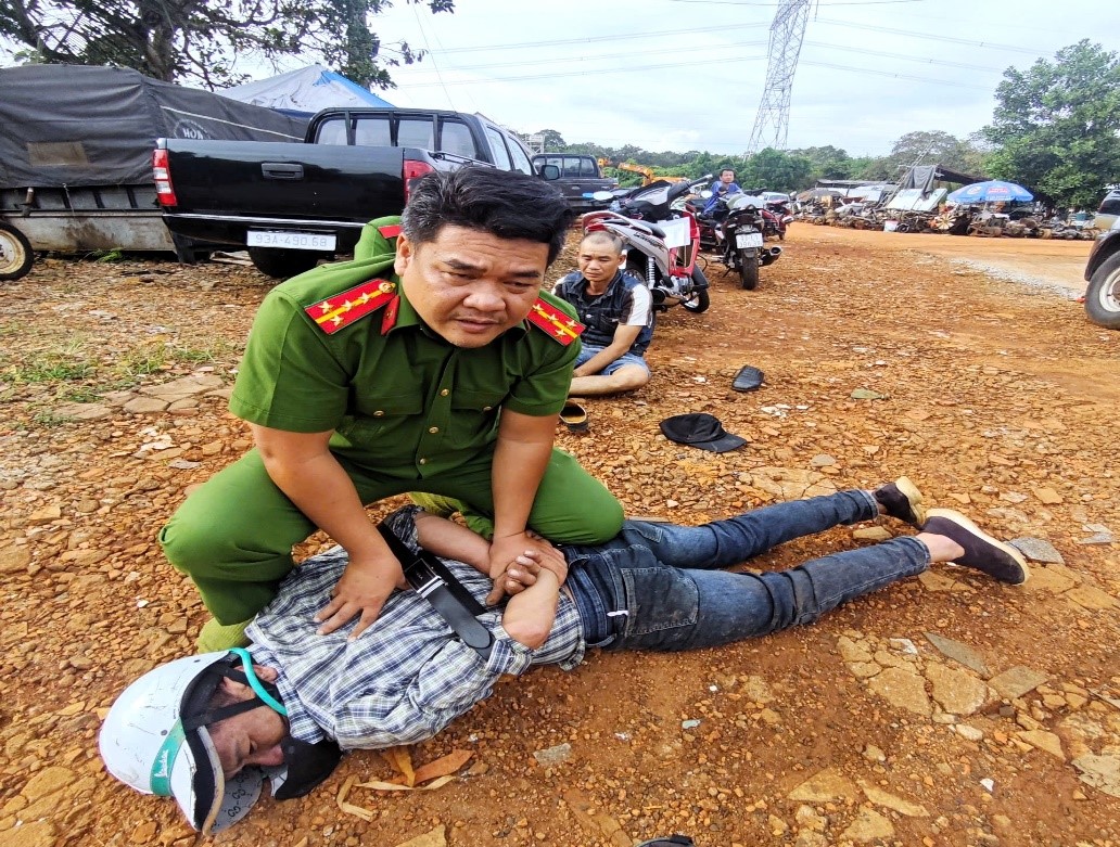 Công an truy đuổi hơn 5 km kẻ có hàng loạt tiền án- Ảnh 1.