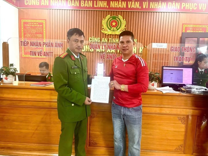 Người đàn ông nhận lại 499.999.999 đồng sau khi chuyển khoản nhầm- Ảnh 1.