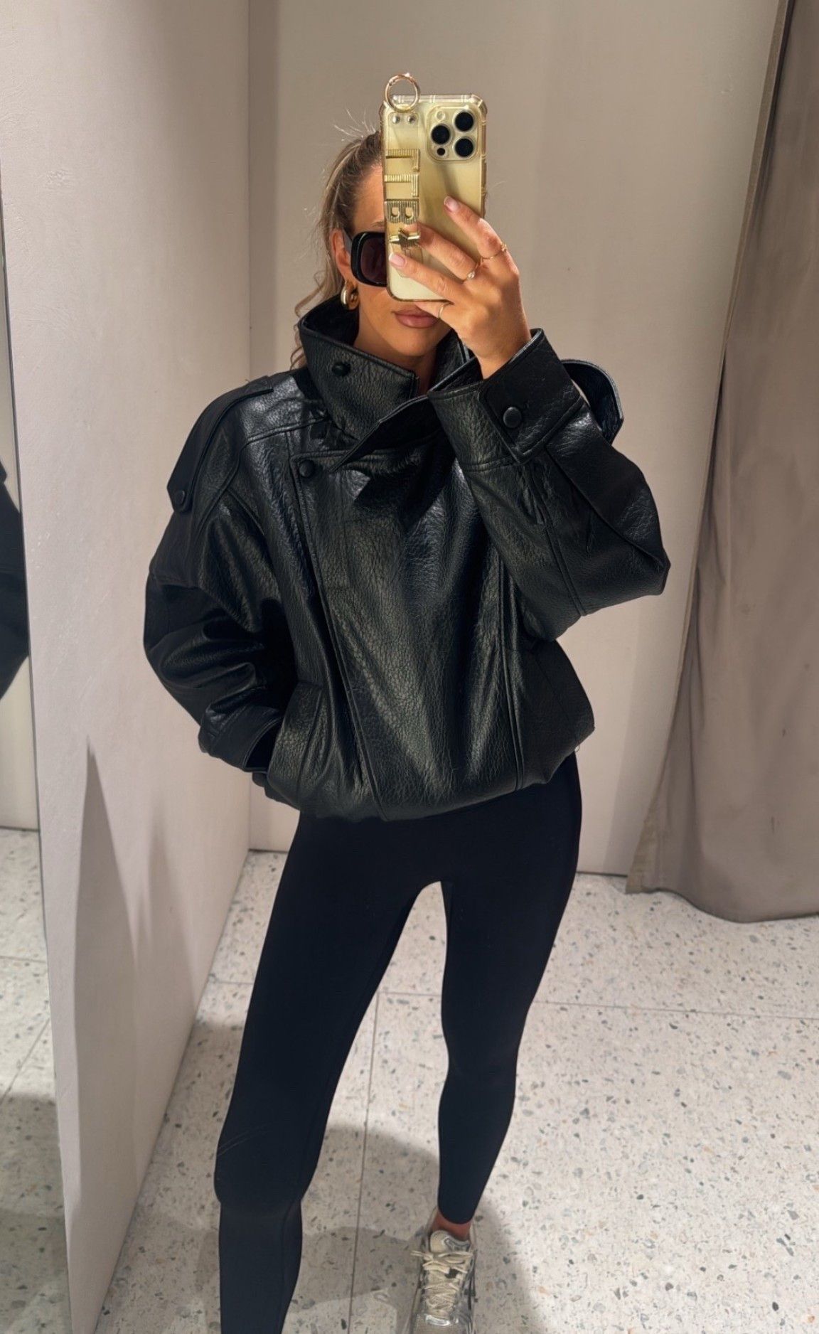 Áo da Zara đang "on top" trend Thu Đông, còn được ví sang như đồ Saint Laurent- Ảnh 5.