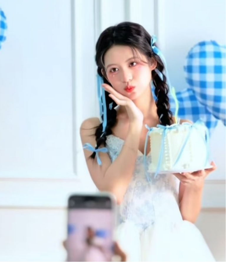 Con gái giáo sư danh tiếng bị gia đình "từ mặt" vì đóng phim 18+: Cách cô ứng xử với con cái hiện tại mới bất ngờ!- Ảnh 1. Con gái giáo sư danh tiếng bị gia đình "từ mặt" vì đóng phim 18+: Cách cô ứng xử với con cái hiện tại mới bất ngờ!- Ảnh 1.