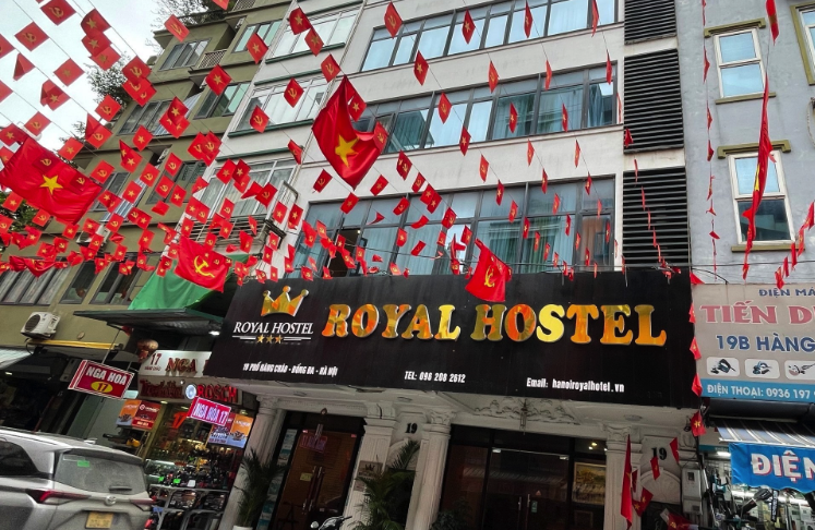 Loạt khách sạn "Royal" liên lụy trong vụ "bùng" phòng du khách tại phố Hàng Cháo- Ảnh 2.
