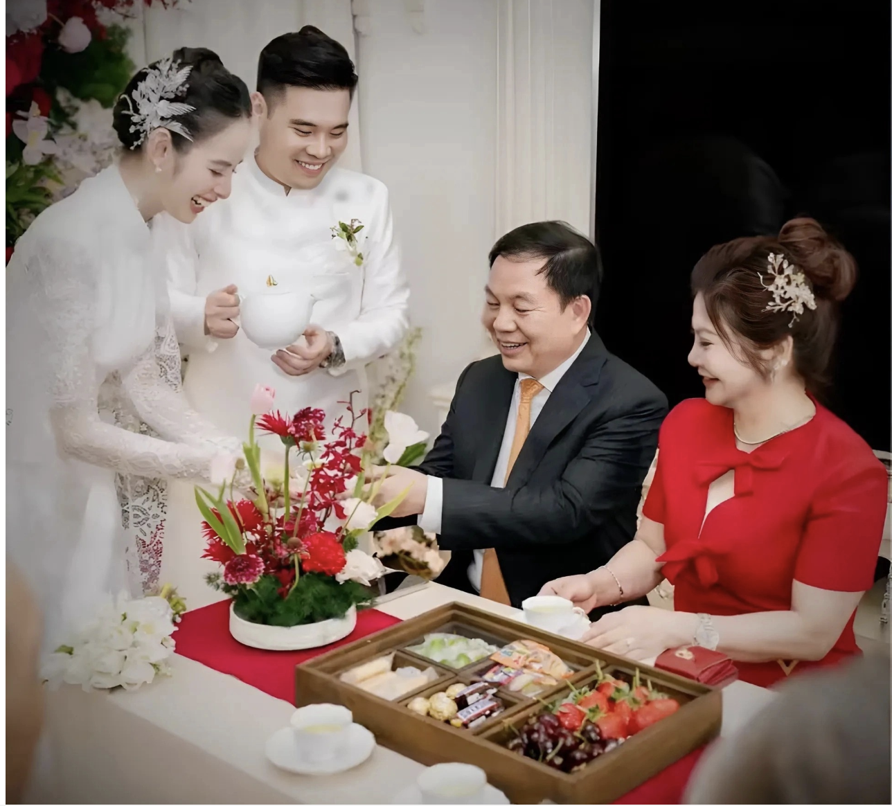 Lễ đón dâu của Hương Liên: Cô dâu đeo sính lễ 200 triệu khoe visual nức nở, 1 chi tiết bí ẩn gây bàn tán- Ảnh 6. Lễ đón dâu của Hương Liên: Cô dâu đeo sính lễ 200 triệu khoe visual nức nở, 1 chi tiết bí ẩn gây bàn tán- Ảnh 6.