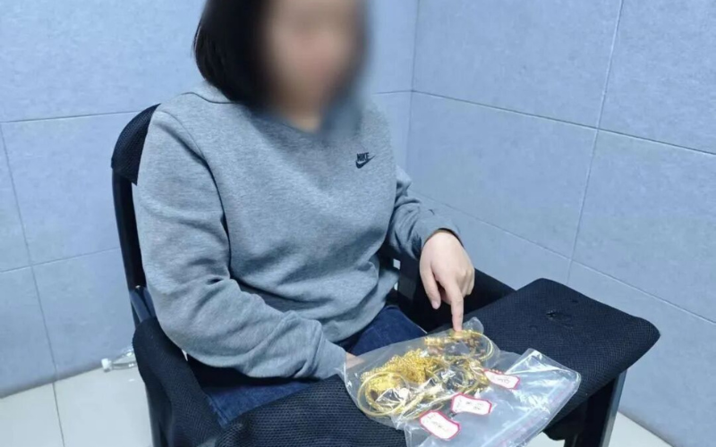 Mang vàng đi cầm đồ được 900 triệu đồng, người phụ nữ bị bắt giữ- Ảnh 1.