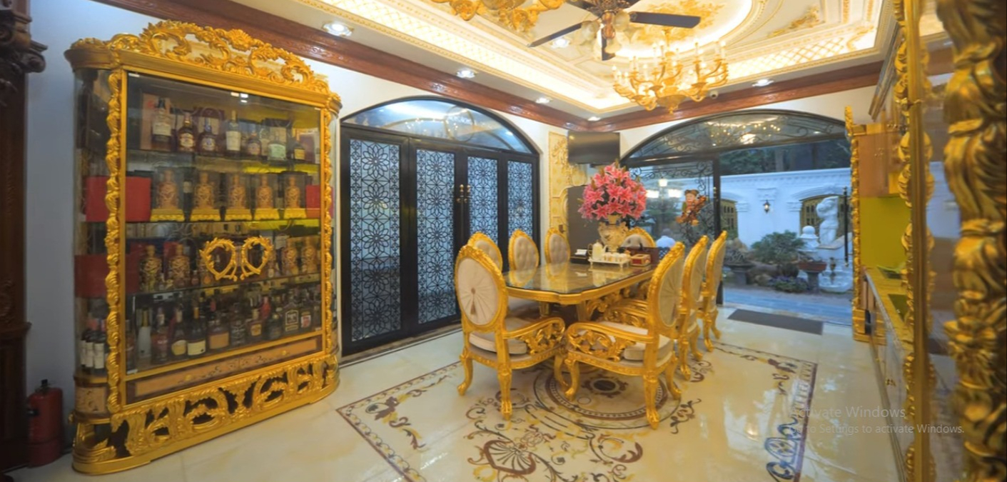 Biệt thự dát vàng nổi tiếng nhất Bắc Ninh, riêng bộ bàn ghế đã 1 tỷ đồng- Ảnh 9. Biệt thự dát vàng nổi tiếng nhất Bắc Ninh, riêng bộ bàn ghế đã 1 tỷ đồng- Ảnh 9.