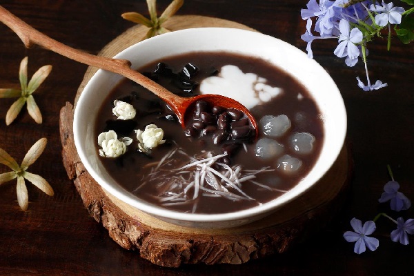 Khách Tây trầm trồ khi ăn món bình dân chỉ vài nghìn trong chợ Việt, nhận xét: 